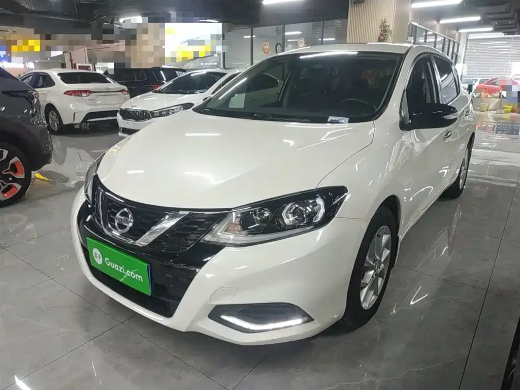 Nissan Tiida — фото 1