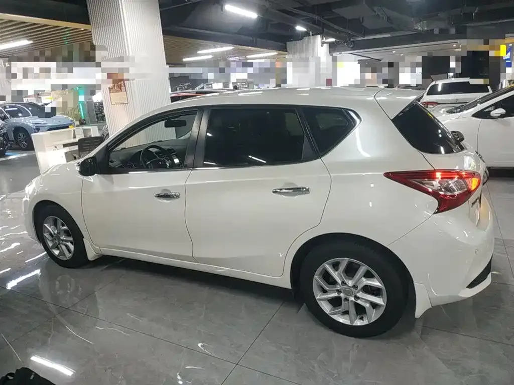Nissan Tiida — фото 5