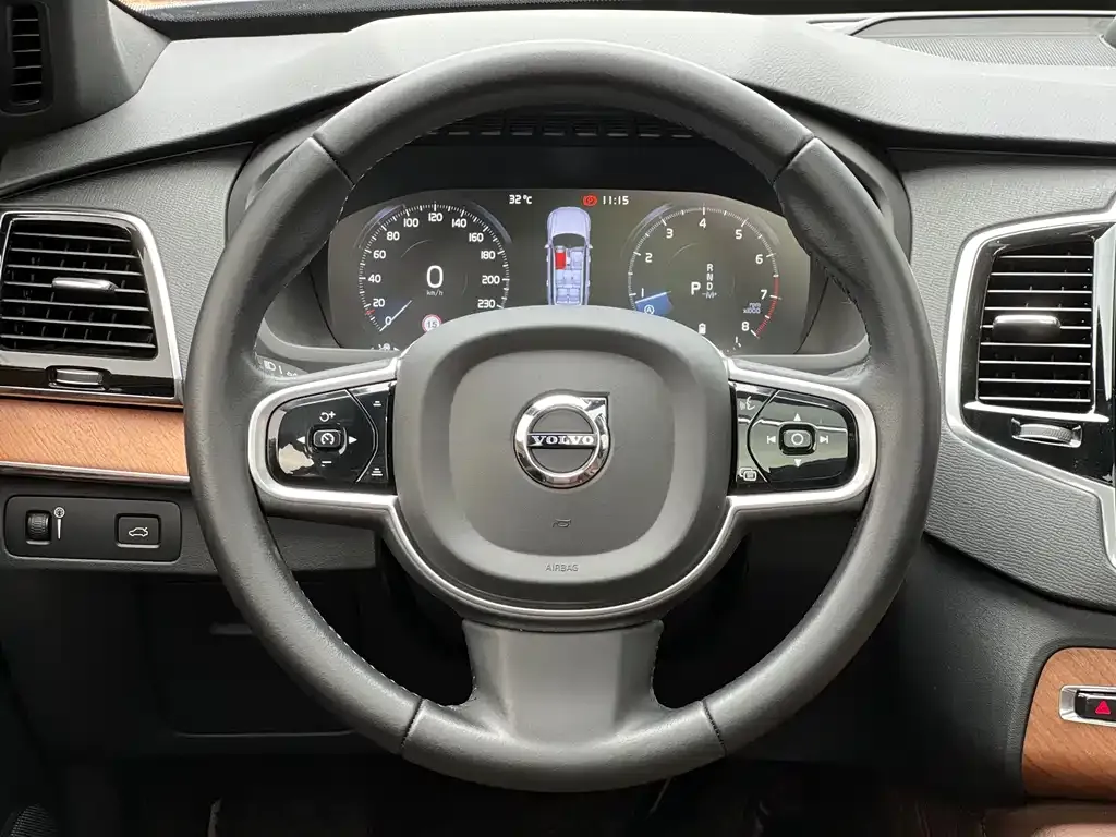 Volvo XC90 — фото 9