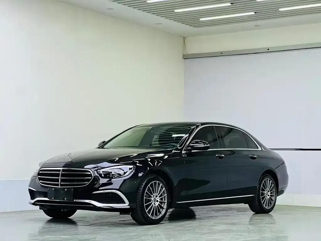 Mercedes-Benz E-Class — фото 1