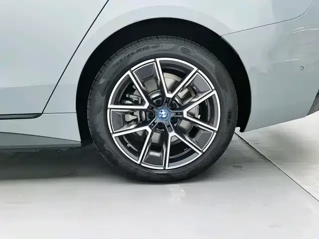 BMW i4 — фото 8