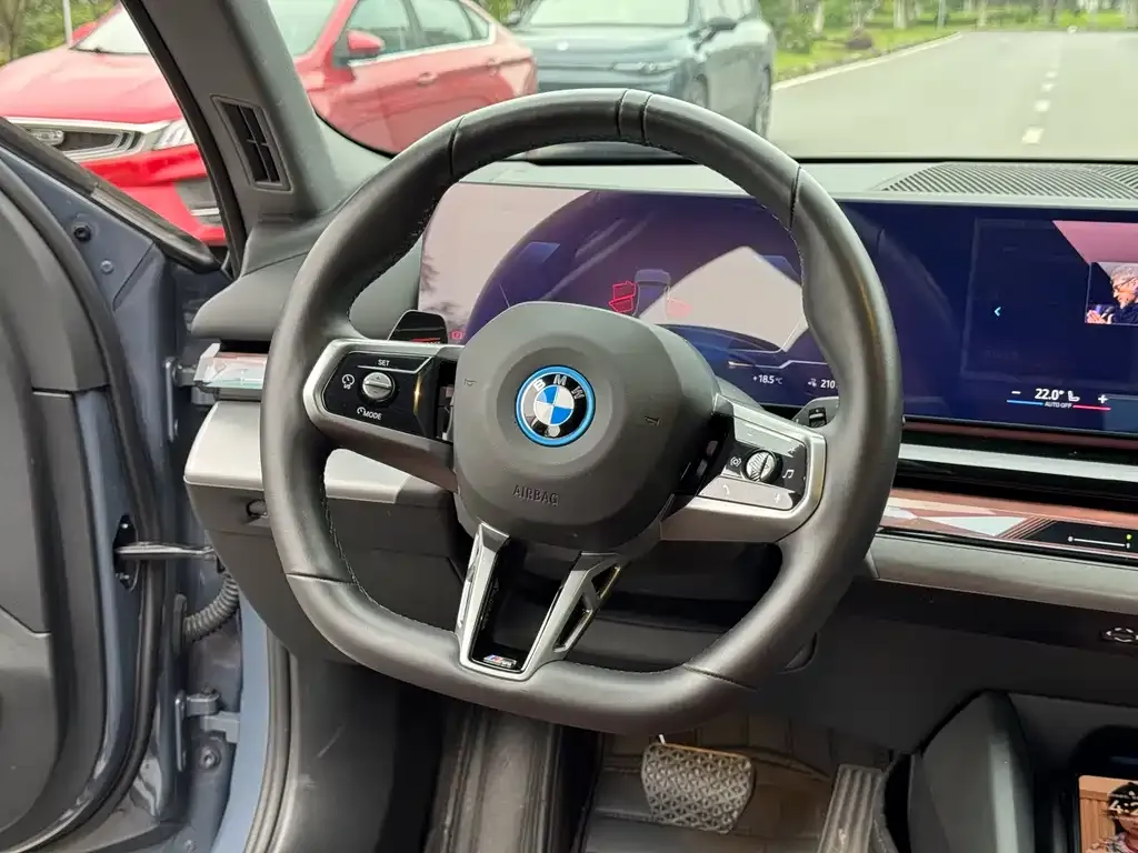 BMW i5 — фото 10