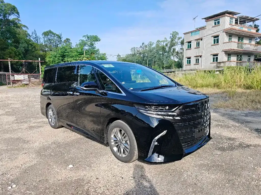 Toyota Alphard — фото 1