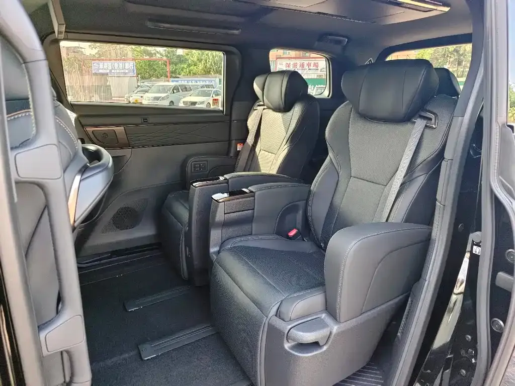 Toyota Alphard — фото 7