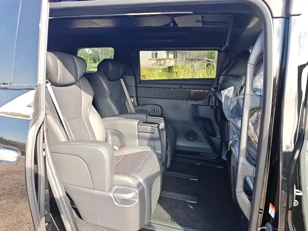 Toyota Alphard — фото 9