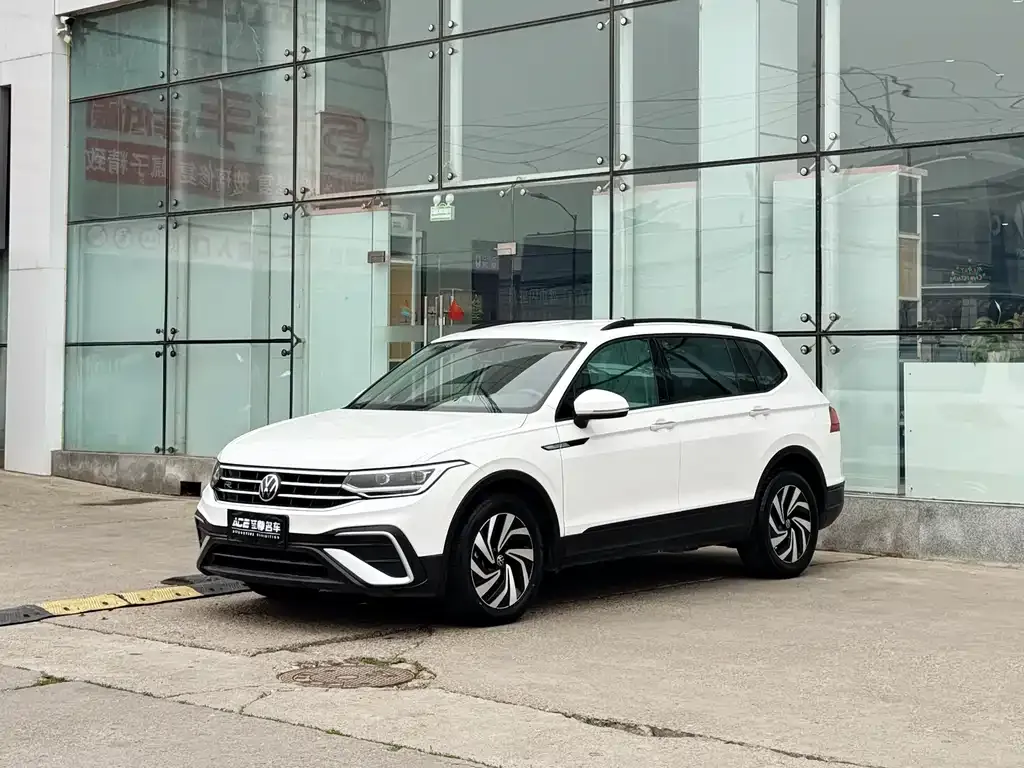 Volkswagen Tiguan L — фото 1