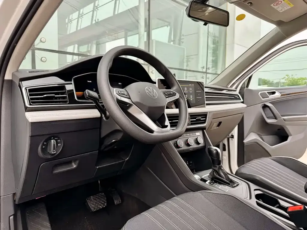 Volkswagen Tiguan L — фото 10