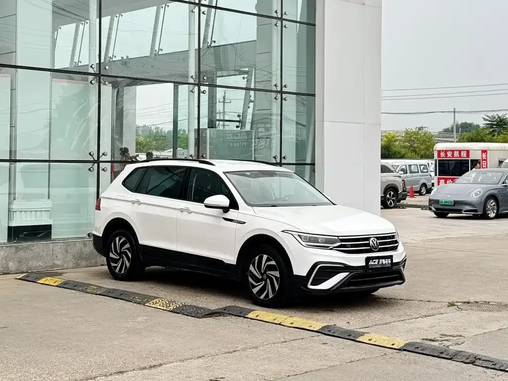 Volkswagen Tiguan L — фото 3