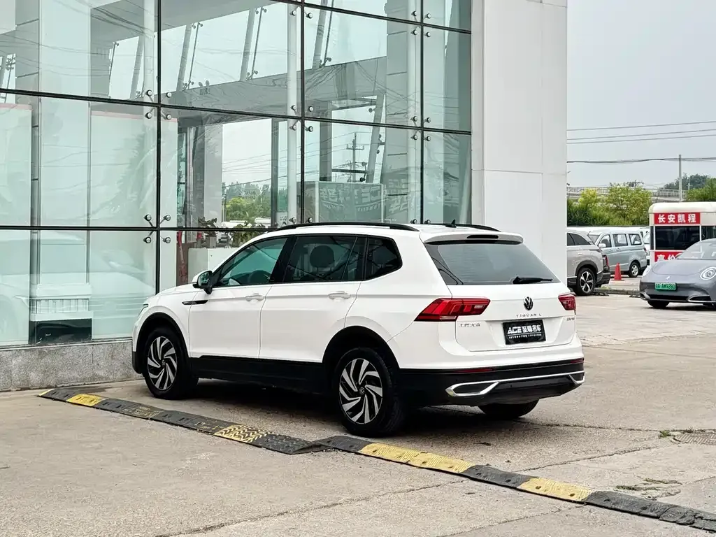 Volkswagen Tiguan L — фото 6