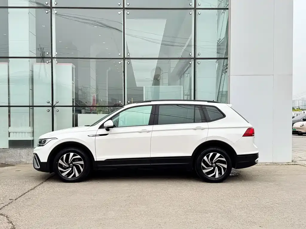 Volkswagen Tiguan L — фото 8