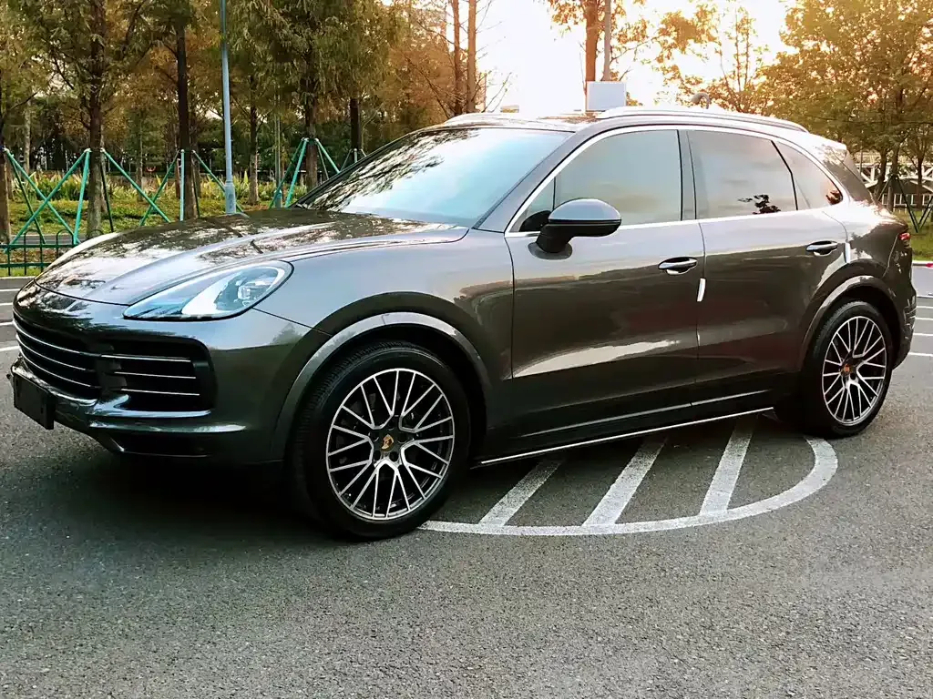 Porsche Cayenne — фото 1