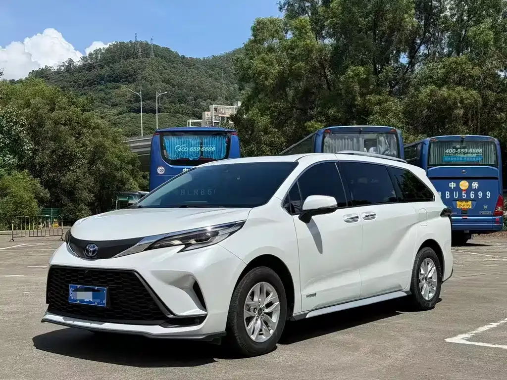 Toyota Granvia — фото 1