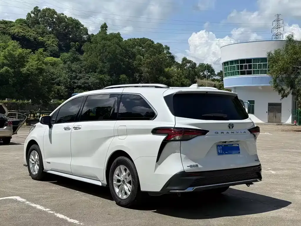 Toyota Granvia — фото 7
