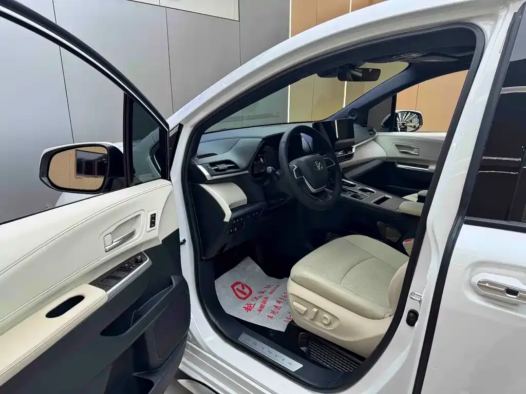 Toyota Granvia — фото 6