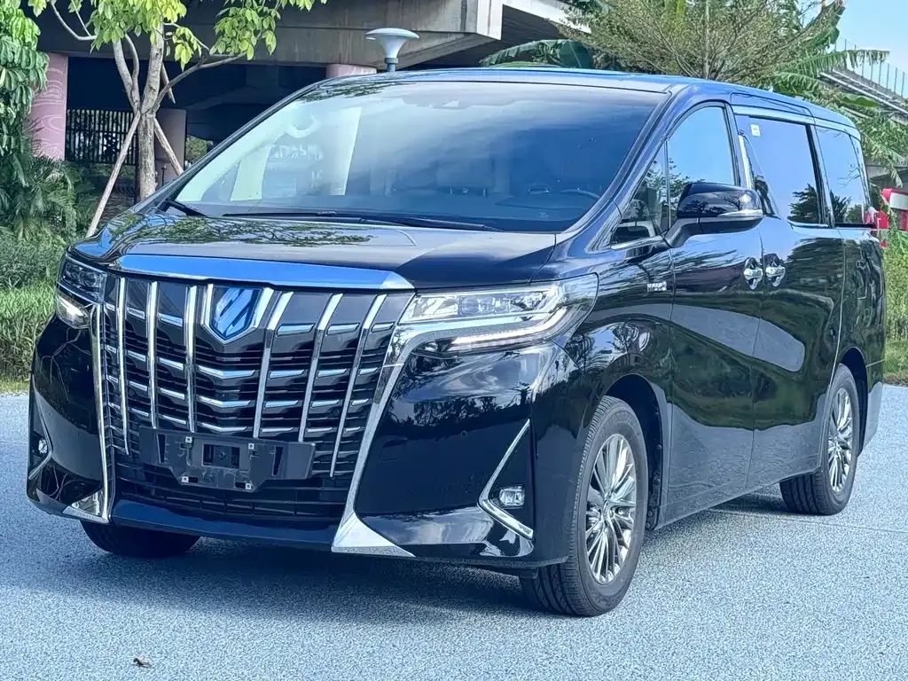 Toyota Alphard — фото 1
