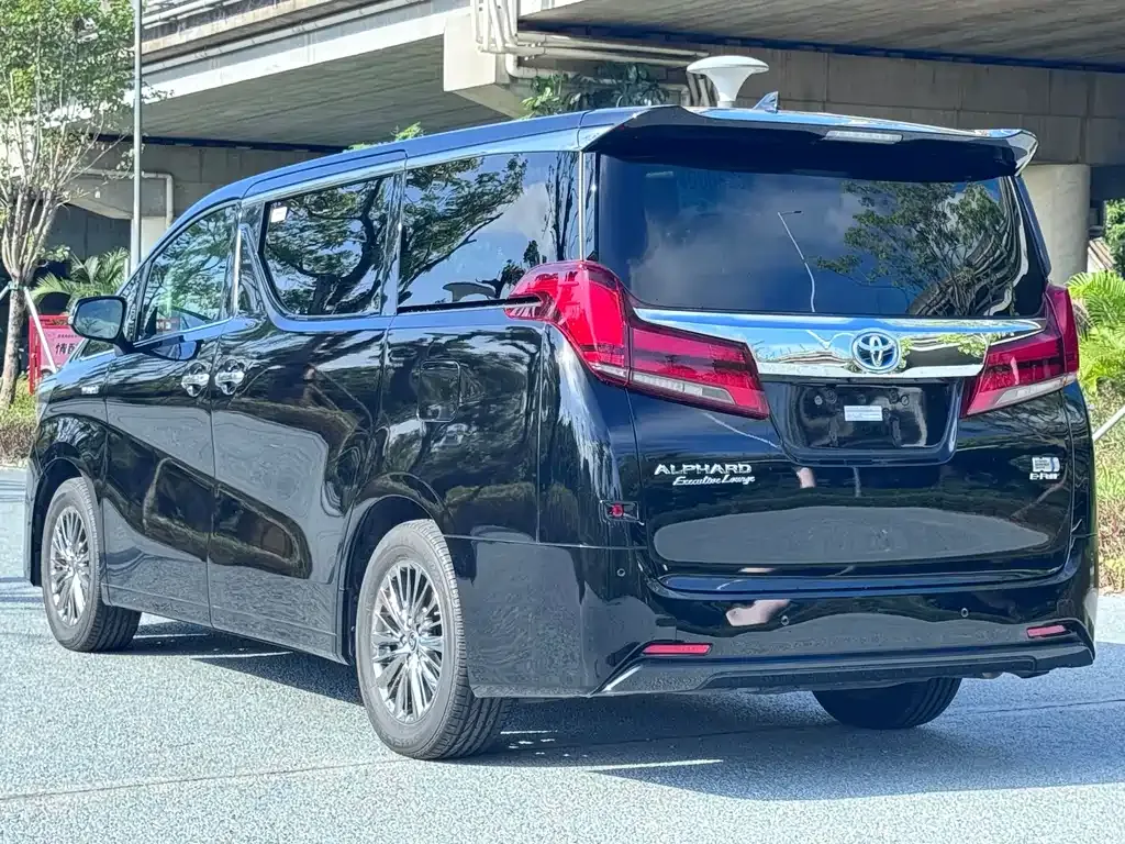 Toyota Alphard — фото 6