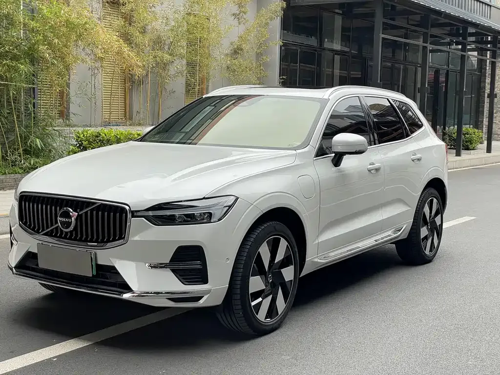 Volvo XC60 PHEV — фото 1