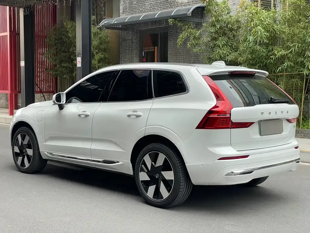 Volvo XC60 PHEV — фото 4