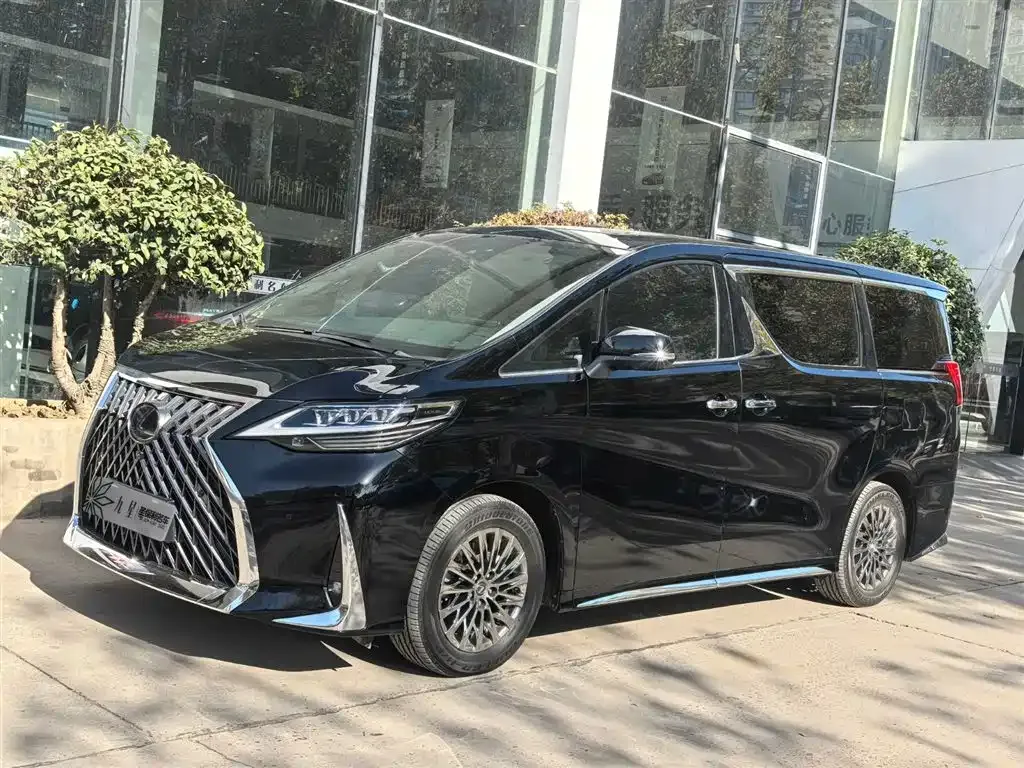 Lexus LM — фото 1