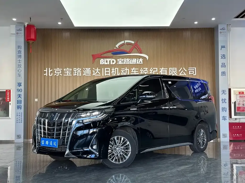 Toyota Alphard — фото 1