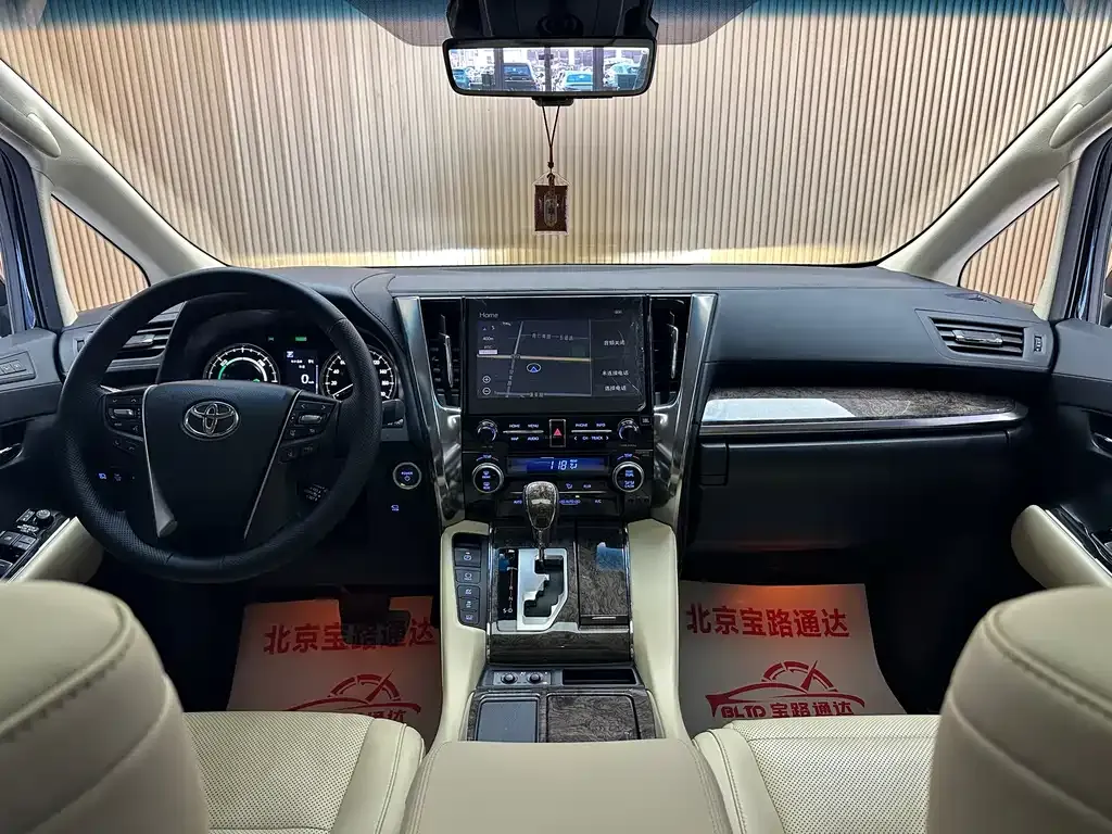 Toyota Alphard — фото 10