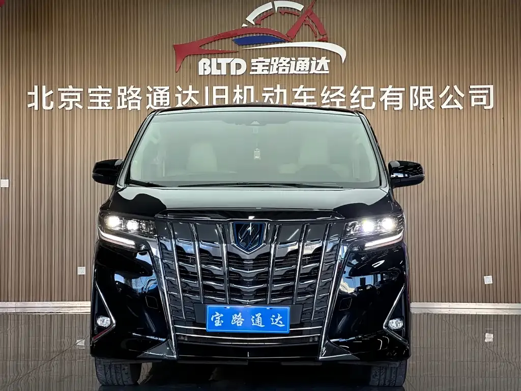 Toyota Alphard — фото 2
