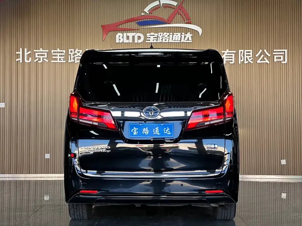 Toyota Alphard — фото 5