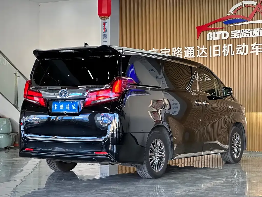 Toyota Alphard — фото 6