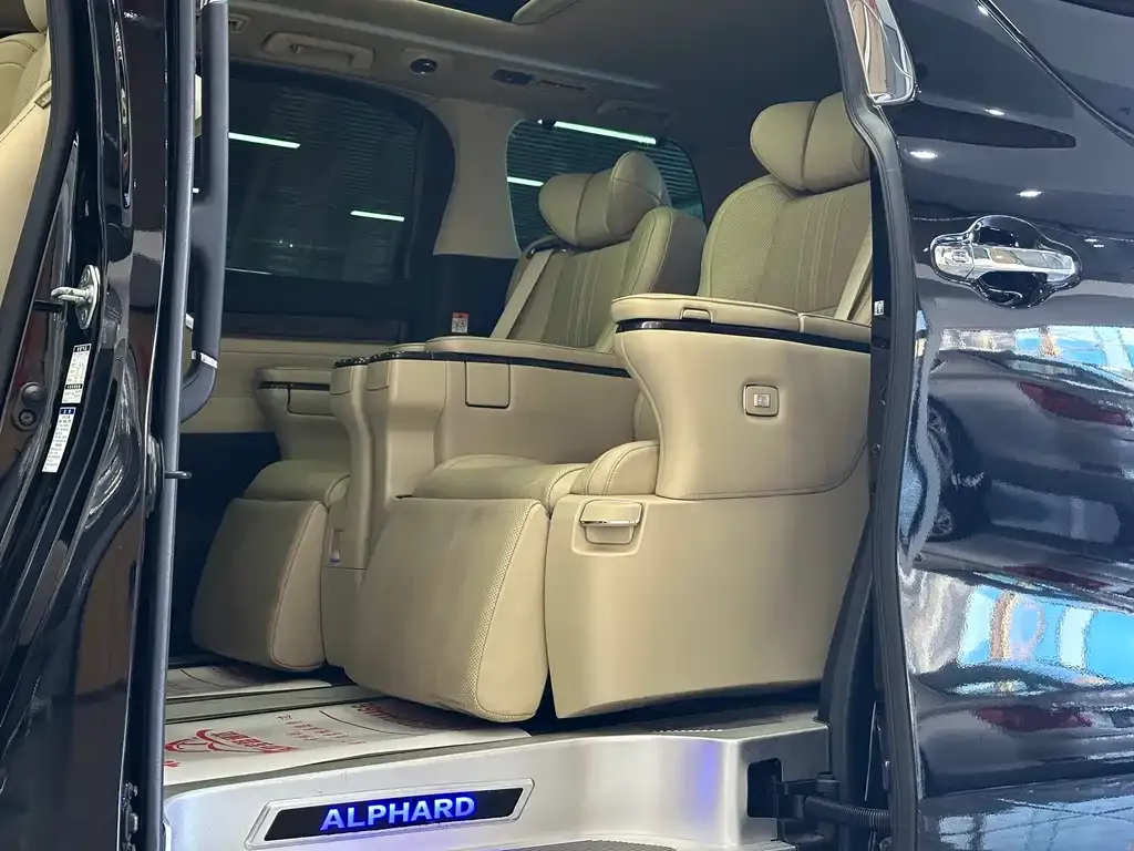 Toyota Alphard — фото 9