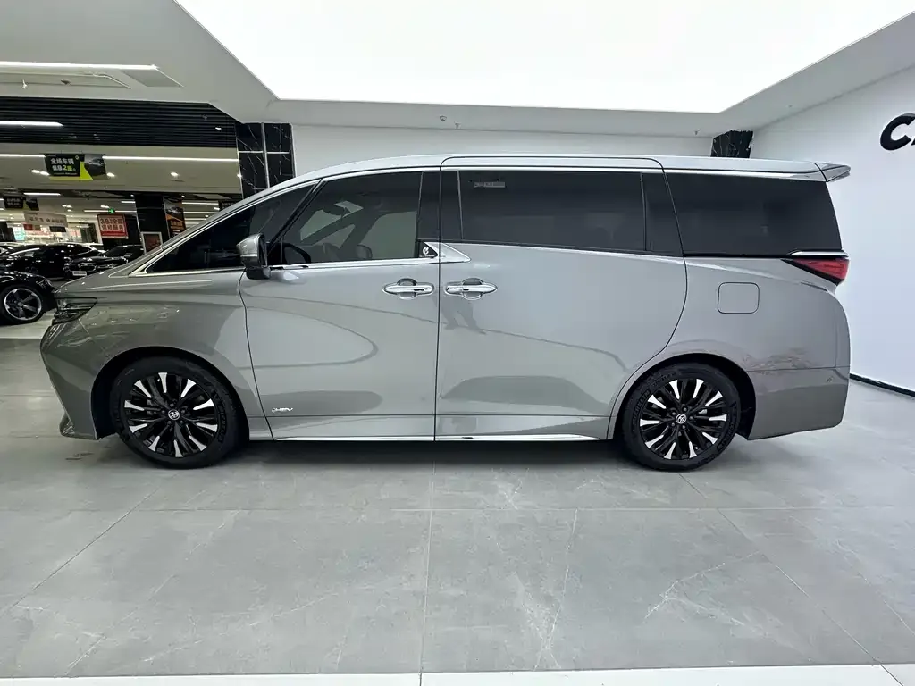 Toyota Alphard — фото 7