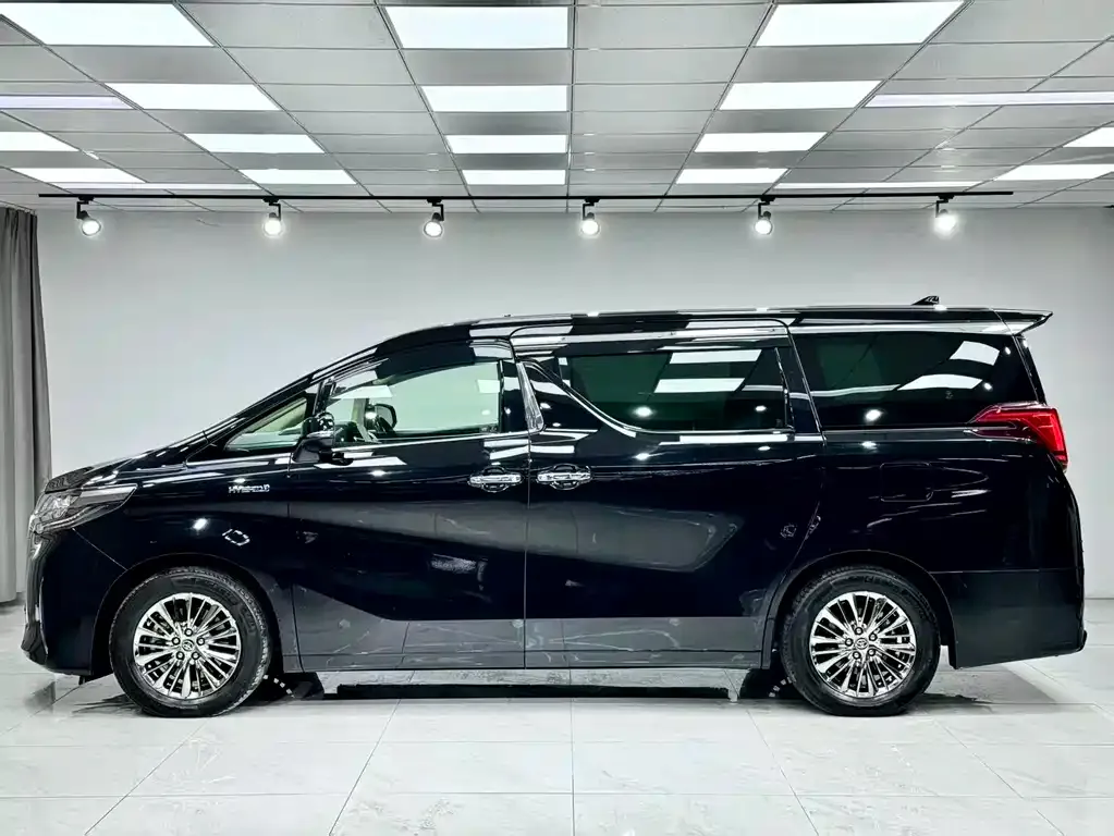 Toyota Alphard — фото 3