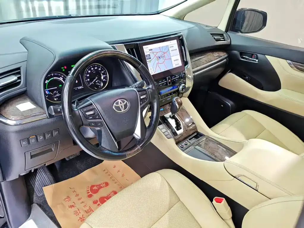 Toyota Alphard — фото 4