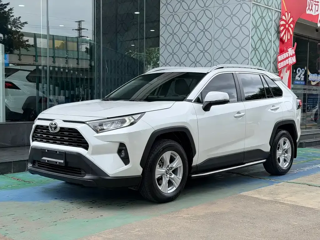 Toyota RAV4 — фото 1