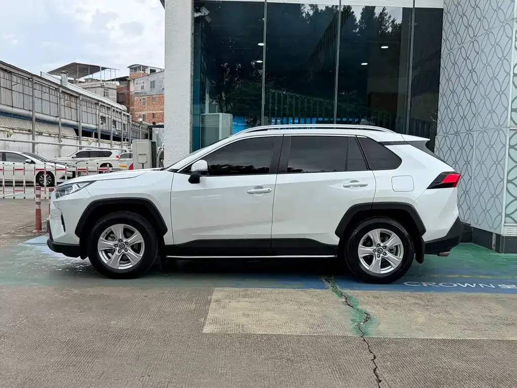 Toyota RAV4 — фото 3