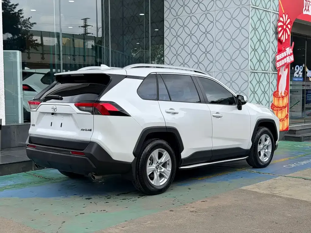 Toyota RAV4 — фото 4
