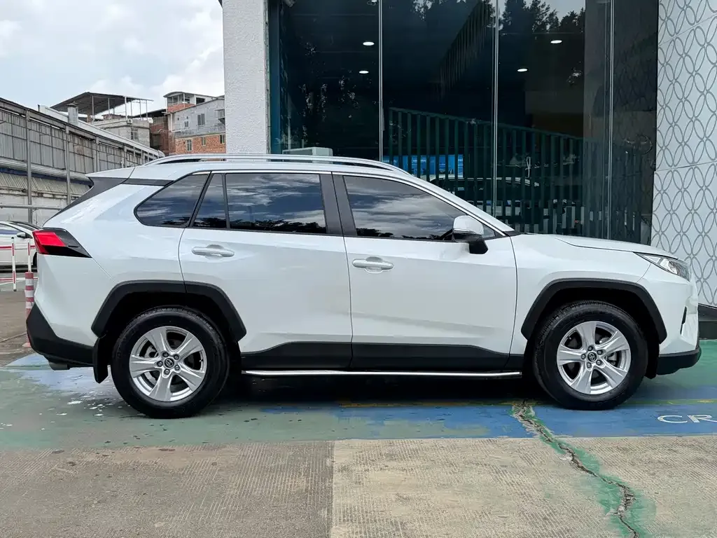 Toyota RAV4 — фото 6
