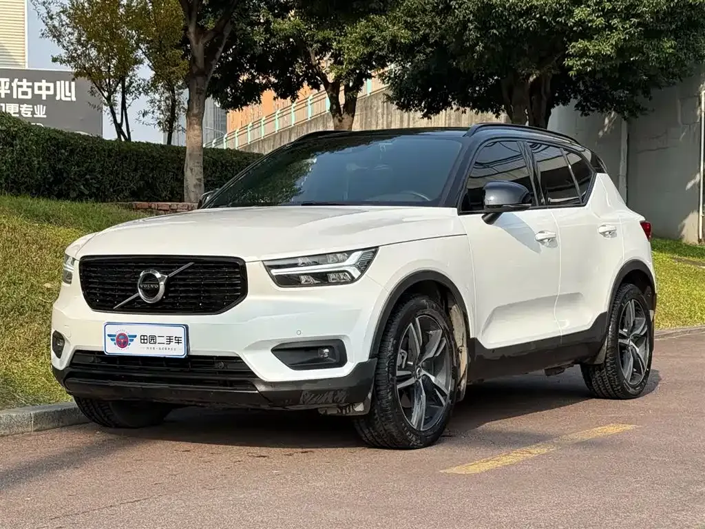 Volvo XC40 — фото 1