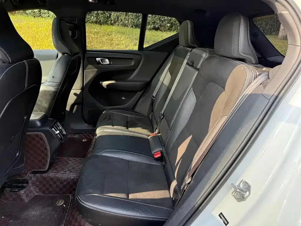 Volvo XC40 — фото 10