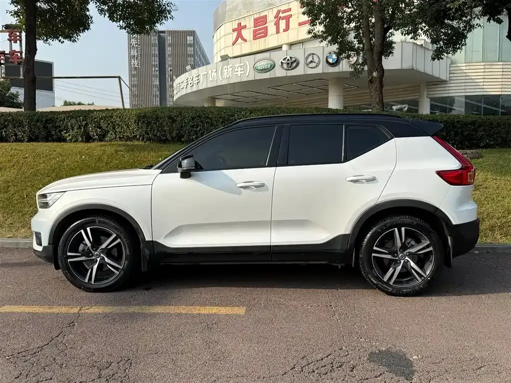 Volvo XC40 — фото 3