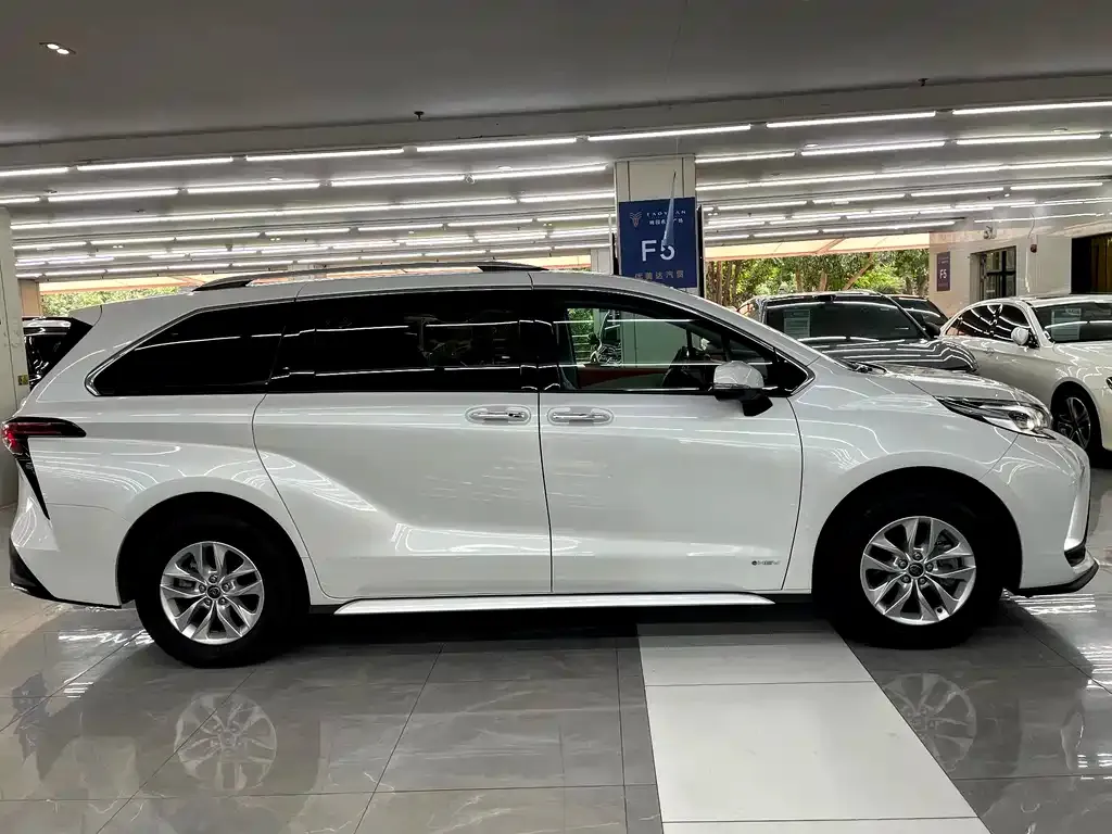 Toyota Granvia — фото 6