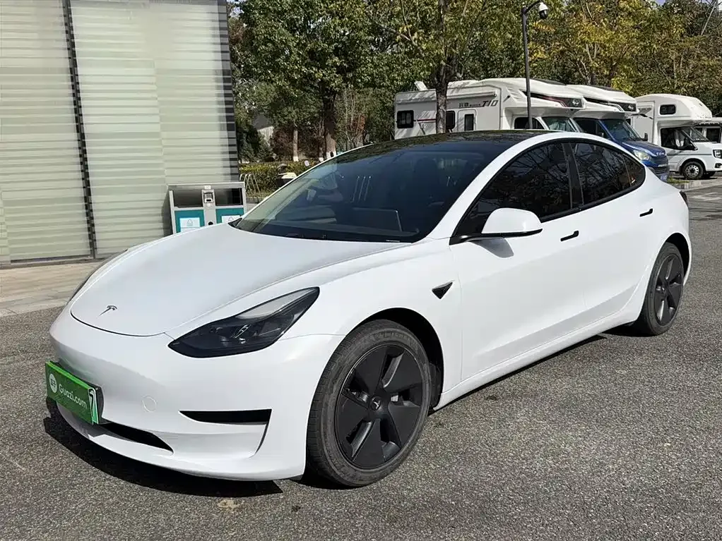 Tesla Model 3 — фото 1