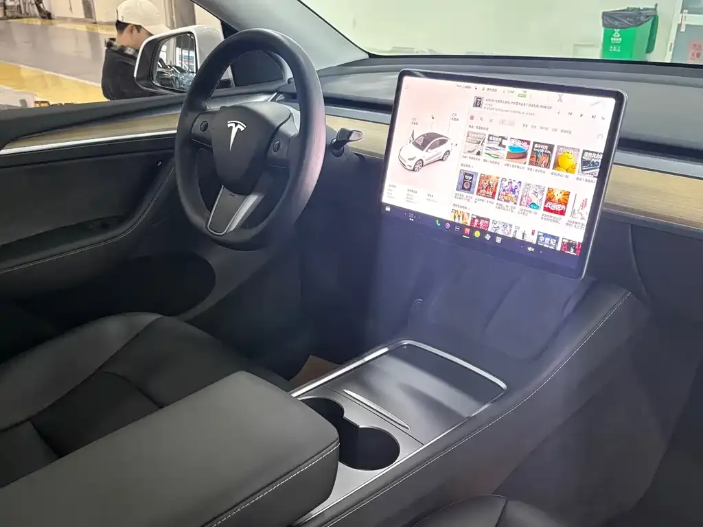 Tesla Model Y — фото 10