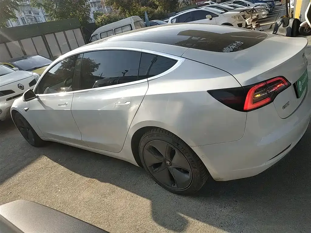 Tesla Model 3 — фото 5