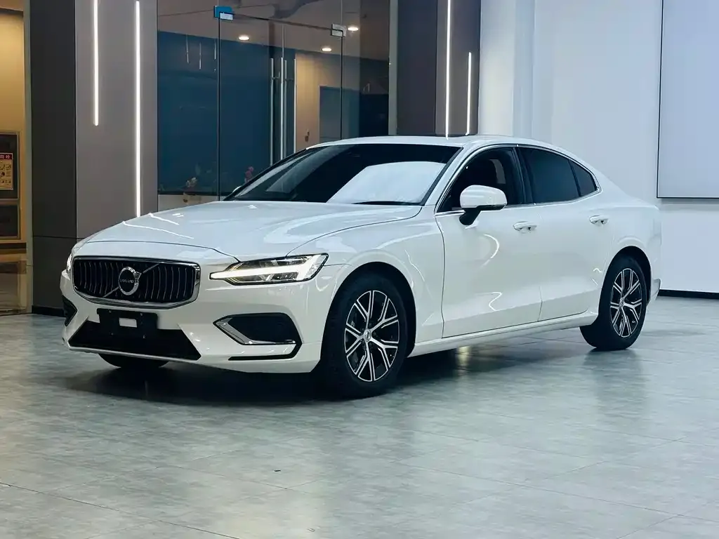 Volvo S60 — фото 1