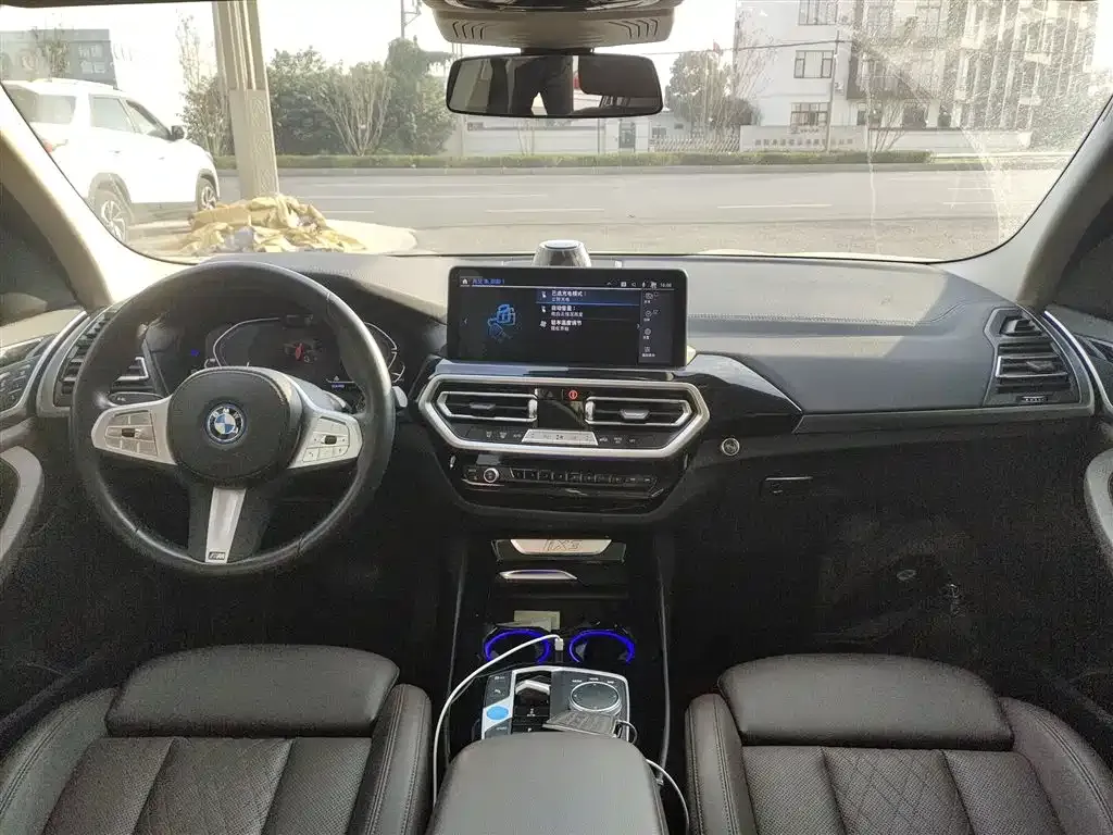 BMW iX3 — фото 10