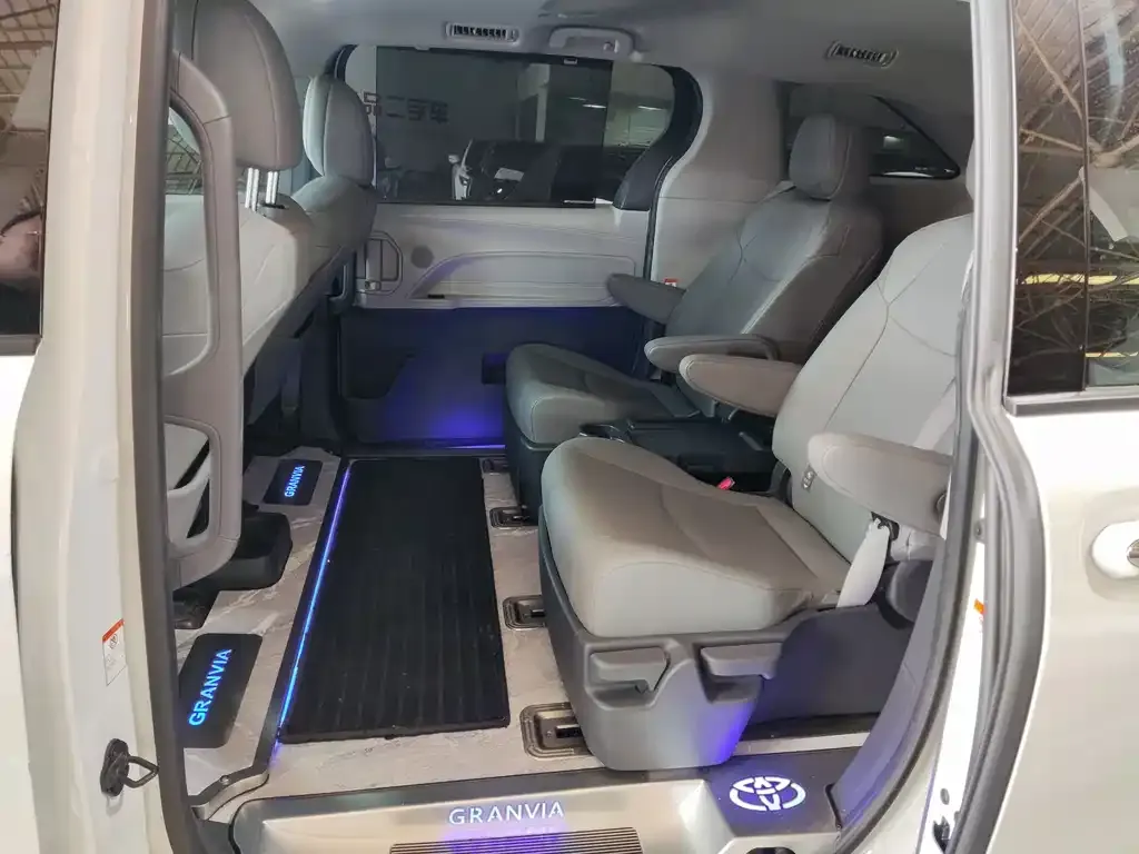 Toyota Granvia — фото 6