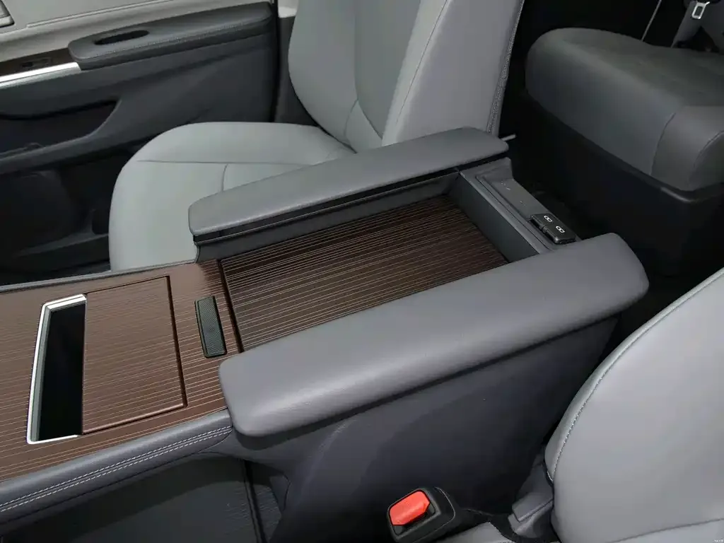 Toyota Granvia — фото 9