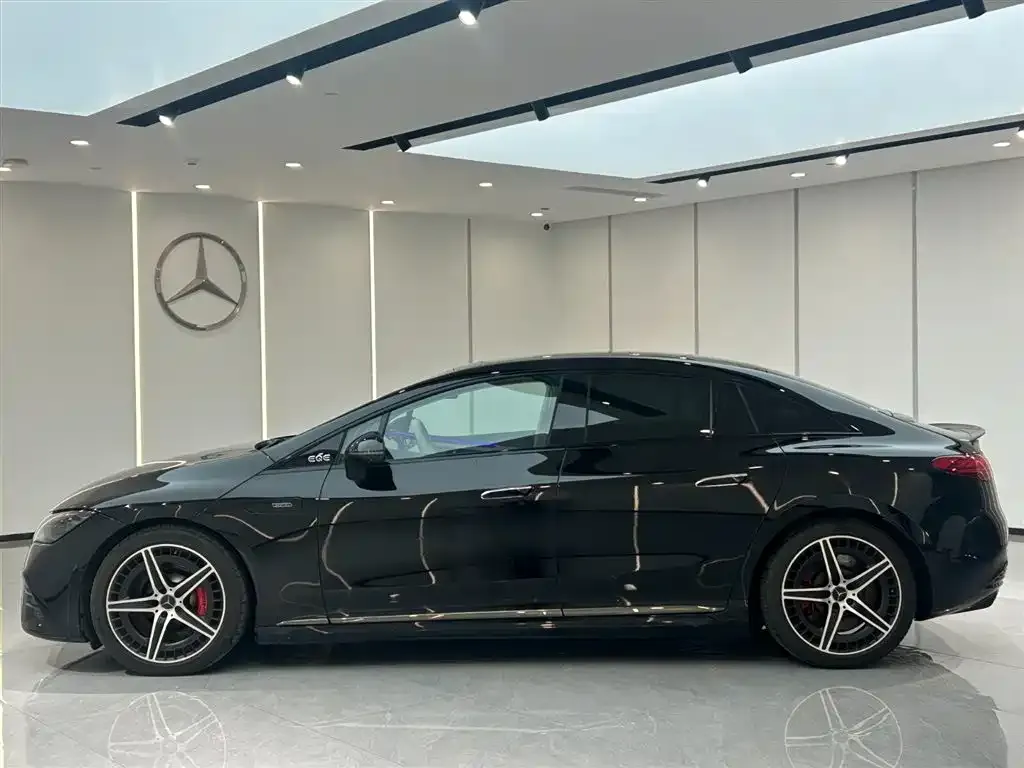 Mercedes-Benz EQE AMG — фото 4