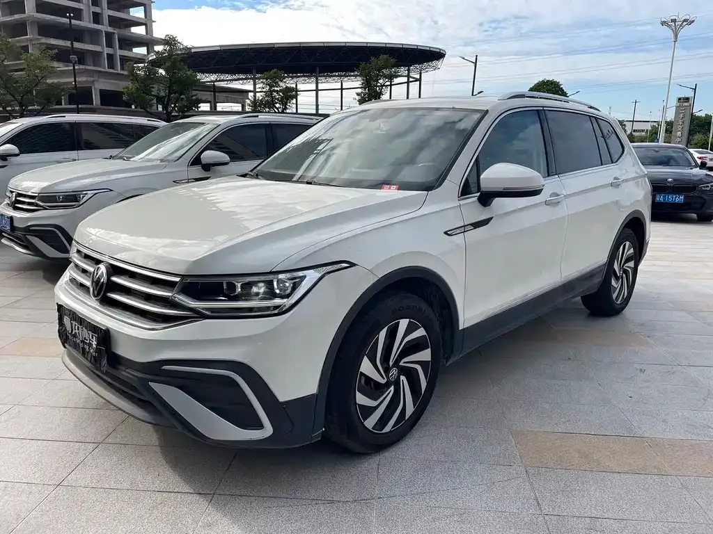 Volkswagen Tiguan L — фото 1