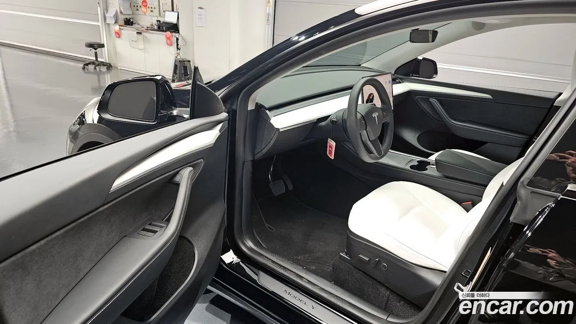 Tesla Model Y — фото 10